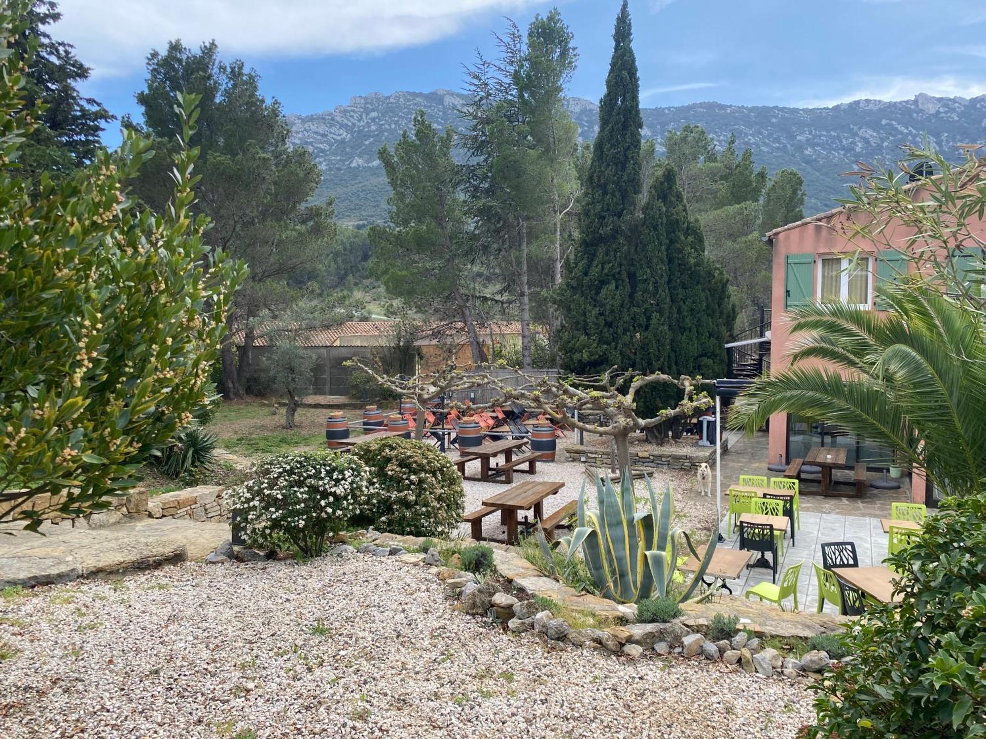 Auberge La Table Du Cure Cucugnan Bagian luar foto